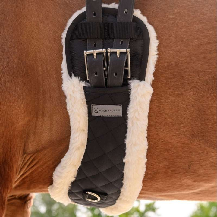 Dressurgurt Half Moon Faux Fur Schwarz/Natural in der Gruppe Pferdezubehör & Pferdebedarf / Sattelgurte / Kurzgurte bei Equinest (19081020BA_r)