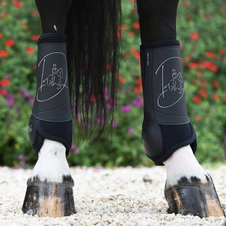 Dressurgamaschen Absolute Rear Klettverschluss Schwarz in der Gruppe Pferdezubehör & Pferdebedarf / Beinschutz & Hufschutz / Arbeitsgamaschen & Dressurgamaschen bei Equinest (21020193Sv_r)