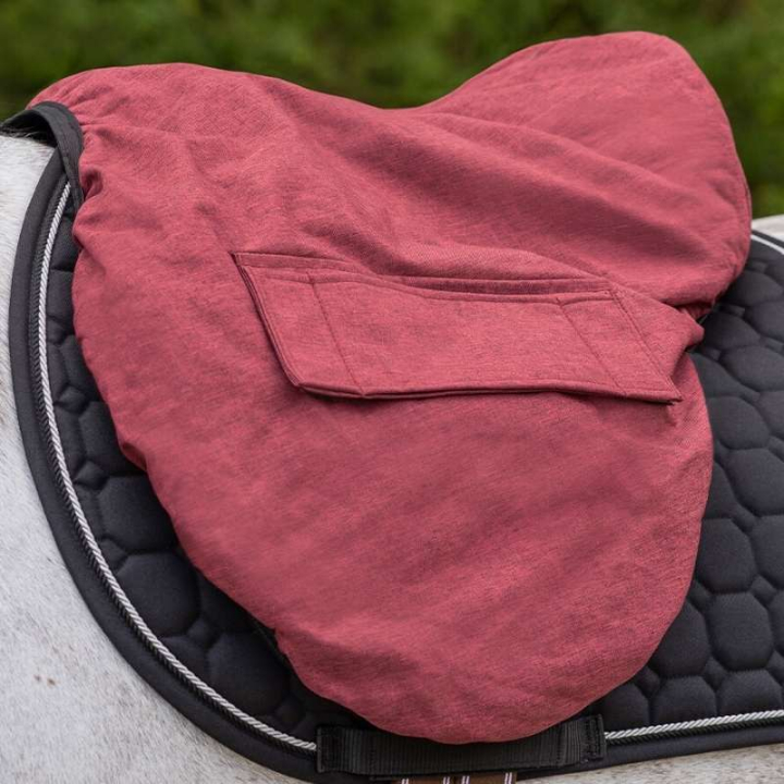 Sattelüberzug Water Repellent Bordeaux in der Gruppe Pferdezubehör & Pferdebedarf / Zubehör / Sattelüberzüge bei Equinest (3163BO0WN)