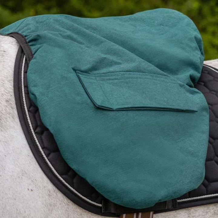 Sattelüberzug Water Repellent Dunkelgrün in der Gruppe Pferdezubehör & Pferdebedarf / Zubehör / Sattelüberzüge bei Equinest (3163DGR0DGN)