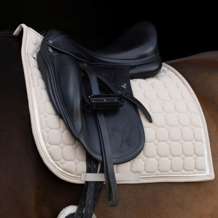 Dressurschabracke CovallieroTherm Beige in der Gruppe Pferdezubehör & Pferdebedarf / Schabracken / Dressurschabracken bei Equinest (3233168BE_r)
