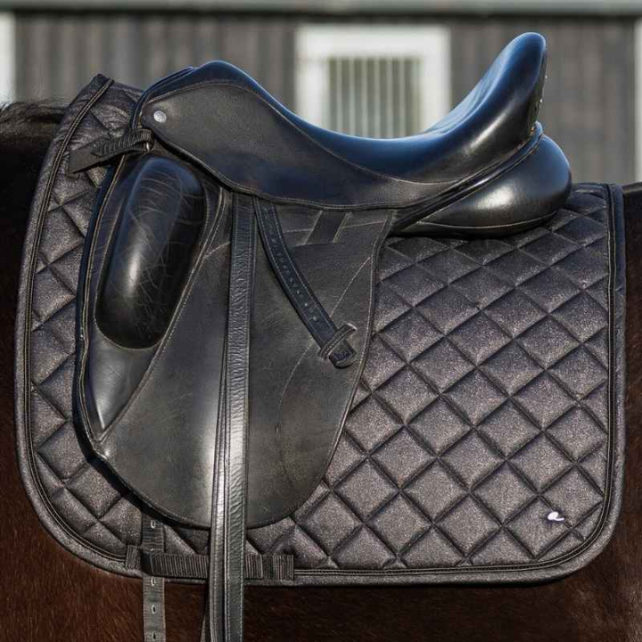 Dressurschabracke Glitter Collection Schwarz in der Gruppe Pferdezubehör & Pferdebedarf / Schabracken / Dressurschabracken bei Equinest (3258ZWD3BA_r)