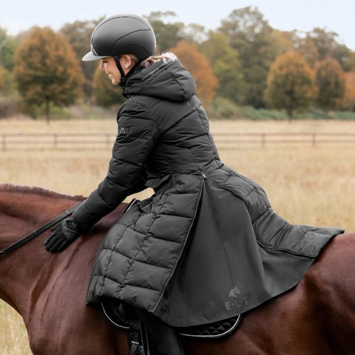 Reitmantel Saphira Advanced Schwarz in der Gruppe Reitbekleidung / Jacken / Reitmäntel bei Equinest (3262101LBA_r)