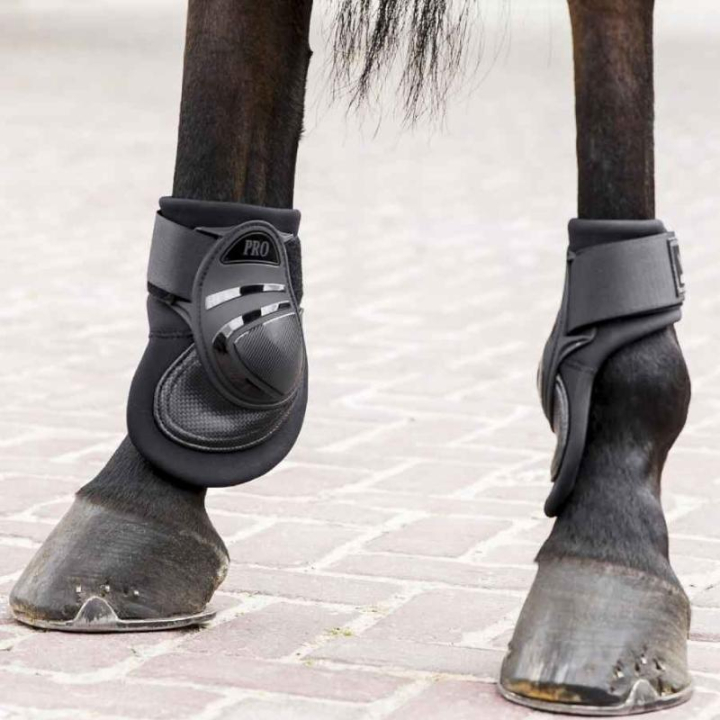 Streichkappen mit Kapuze Carbon V22 Schwarz in der Gruppe Pferdezubehör & Pferdebedarf / Beinschutz & Hufschutz / Streichkappen bei Equinest (334815Sv_r)