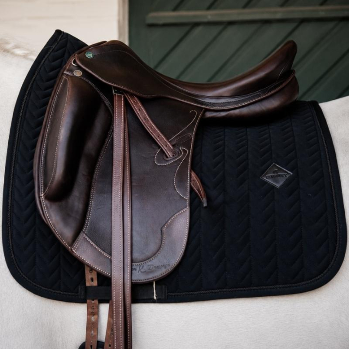 Dressurschabracke Fishbone Schwarz in der Gruppe Pferdezubehör & Pferdebedarf / Schabracken / Dressurschabracken bei Equinest (4257401DRBA_r)