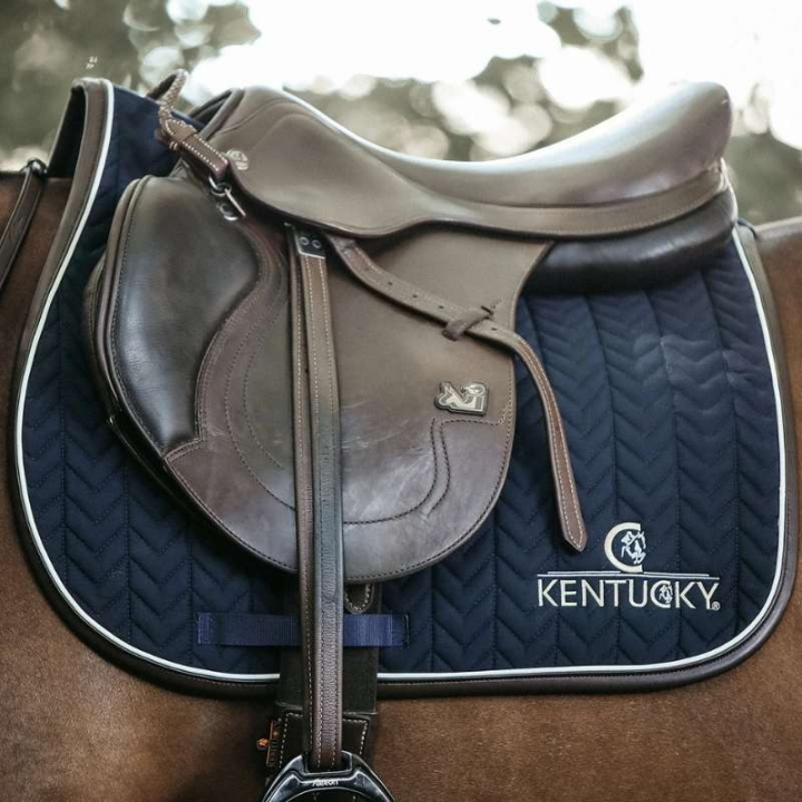 Schabracke Leather Fishbone Marineblau in der Gruppe Pferdezubehör & Pferdebedarf / Schabracken / Springschabracken & Vielseitigkeitsschabracken bei Equinest (4257603SJNA_r)