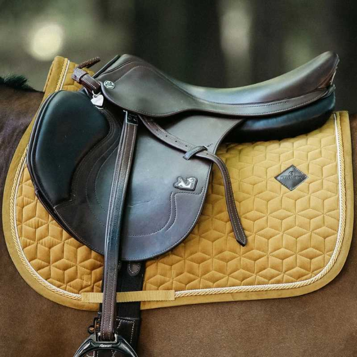 Schabracke Velvet Senfgelb in der Gruppe Pferdezubehör & Pferdebedarf / Schabracken / Springschabracken & Vielseitigkeitsschabracken bei Equinest (4257944SJYE_r)