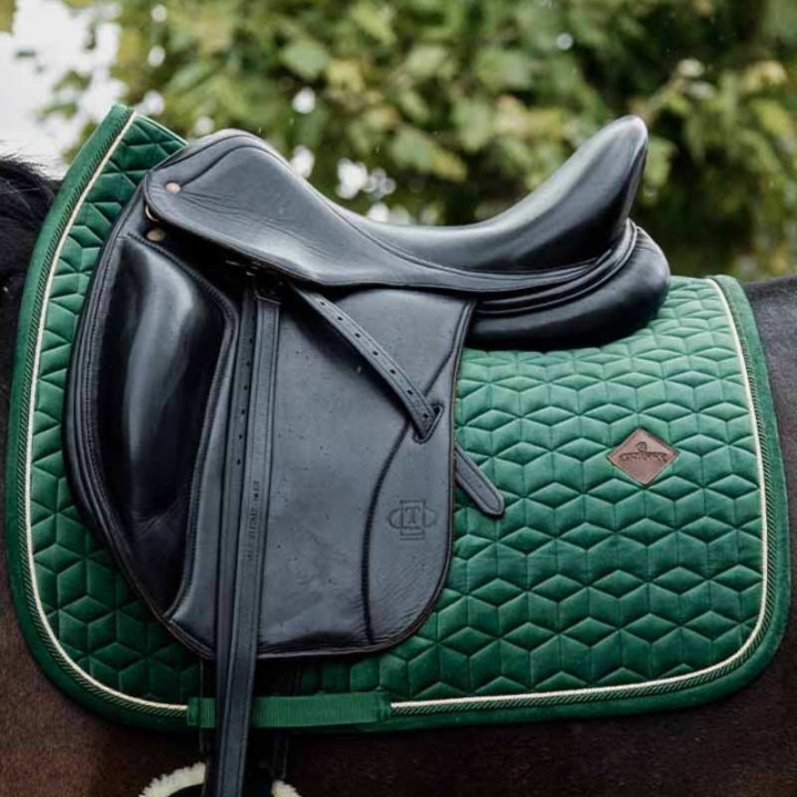 Dressurschabracke Samt Dunkelgrün in der Gruppe Pferdezubehör & Pferdebedarf / Schabracken / Dressurschabracken bei Equinest (42579DRGn_r)