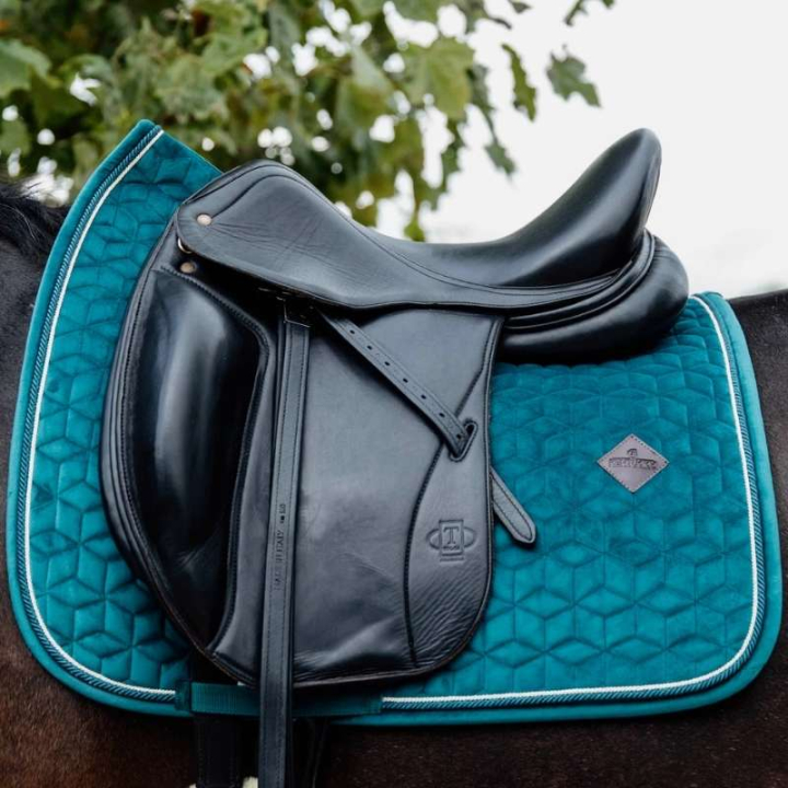 Dressurschabracke Samt Smaragdgrün in der Gruppe Pferdezubehör & Pferdebedarf / Schabracken / Dressurschabracken bei Equinest (42579DRSGn_r)