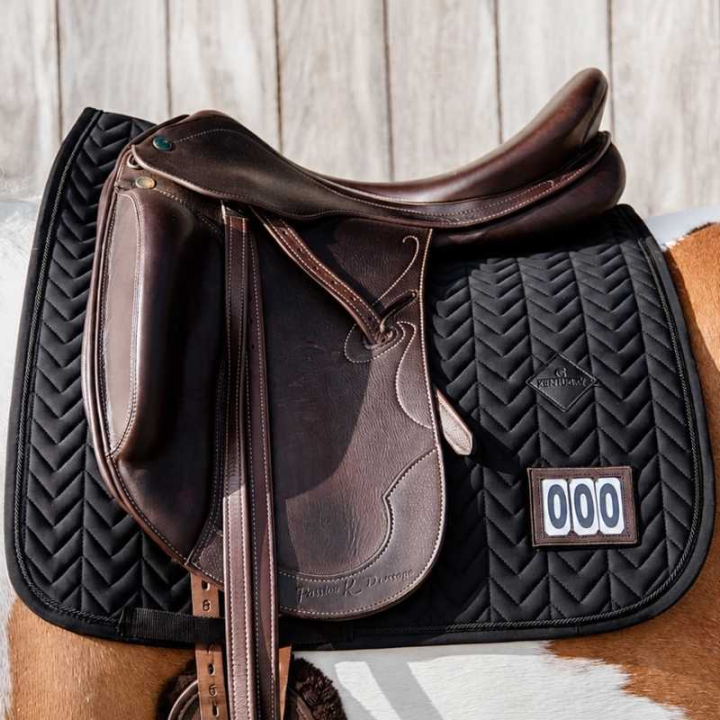 Dressurschabracke Fishbone Competition Schwarz in der Gruppe Pferdezubehör & Pferdebedarf / Schabracken / Dressurschabracken bei Equinest (4258201DRBA_r)