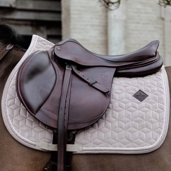 Schabracke Basic Velvet Beige in der Gruppe Pferdezubehör & Pferdebedarf / Schabracken / Springschabracken & Vielseitigkeitsschabracken bei Equinest (42589Be_r)