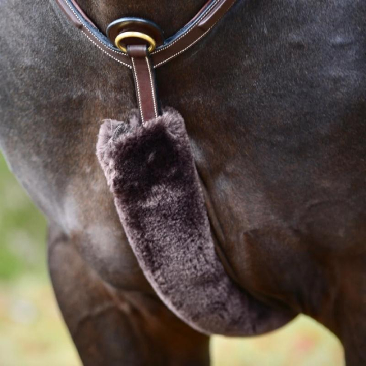 Brustschutz aus Schaffell Braun in der Gruppe Pferdezubehör & Pferdebedarf / Martingal & Vorderzeug / Vorderzeug bei Equinest (42601BR)