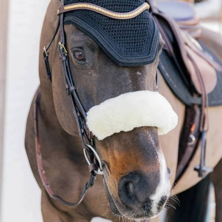 Nasenschutz aus Schaffell Natur in der Gruppe Pferdezubehör & Pferdebedarf / Zaumzeug & Stirnriemen / Kopf- und Nasenpolsterung bei Equinest (42602NA)