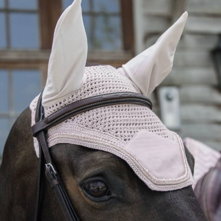 Fliegenhaube Wellington Samt Perlen Hellrosa in der Gruppe Pferdezubehör & Pferdebedarf / Fliegenhauben bei Equinest (4262903PI)