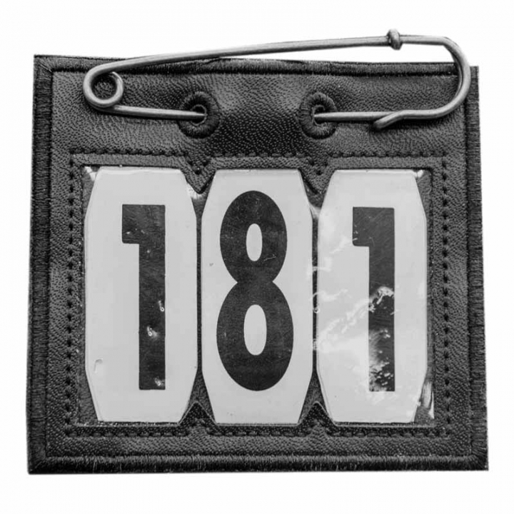 Nummernschild PVC Safety Pin Schwarz in der Gruppe Pferdezubehör & Pferdebedarf / Zubehör / Startnummern bei Equinest (42682013BA)