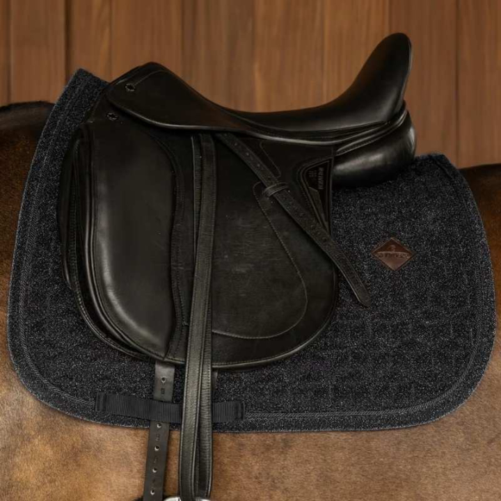 Dressurschabracke Full Sparkling Schwarz in der Gruppe Pferdezubehör & Pferdebedarf / Schabracken / Dressurschabracken bei Equinest (4269901DRBA_r)