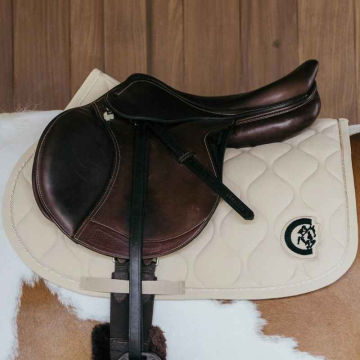 Schabracke Wave 3D Logo Beige in der Gruppe Pferdezubehör & Pferdebedarf / Schabracken / Springschabracken & Vielseitigkeitsschabracken bei Equinest (4271832SJBE_r)
