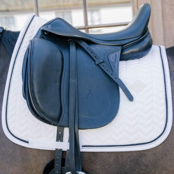 Dressurschabracke Metal Chain Weiß in der Gruppe Pferdezubehör & Pferdebedarf / Schabracken / Dressurschabracken bei Equinest (4272102DRWH_r)