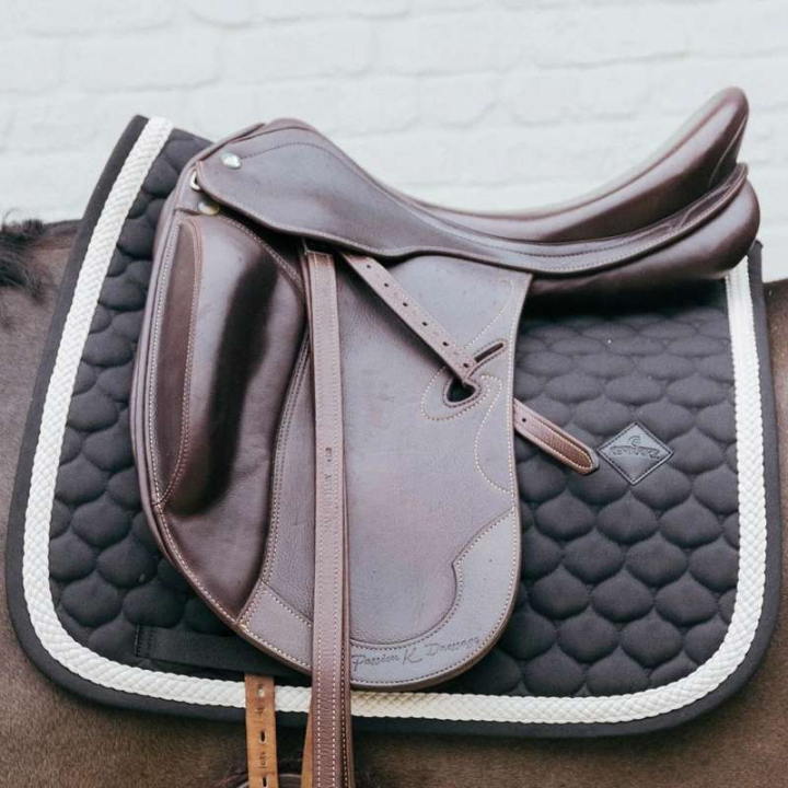 Dressurschabracke Plaited Cord Schwarz in der Gruppe Pferdezubehör & Pferdebedarf / Schabracken / Dressurschabracken bei Equinest (4272201DRBA_r)