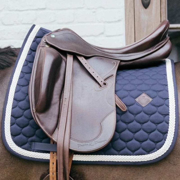 Dressurschabracke Plaited Cord Marineblau in der Gruppe Pferdezubehör & Pferdebedarf / Schabracken / Dressurschabracken bei Equinest (4272203DRNA_r)