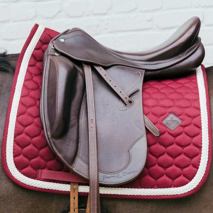 Dressurschabracke Plaited Cord Bordeaux in der Gruppe Pferdezubehör & Pferdebedarf / Schabracken / Dressurschabracken bei Equinest (4272217DRWN_r)