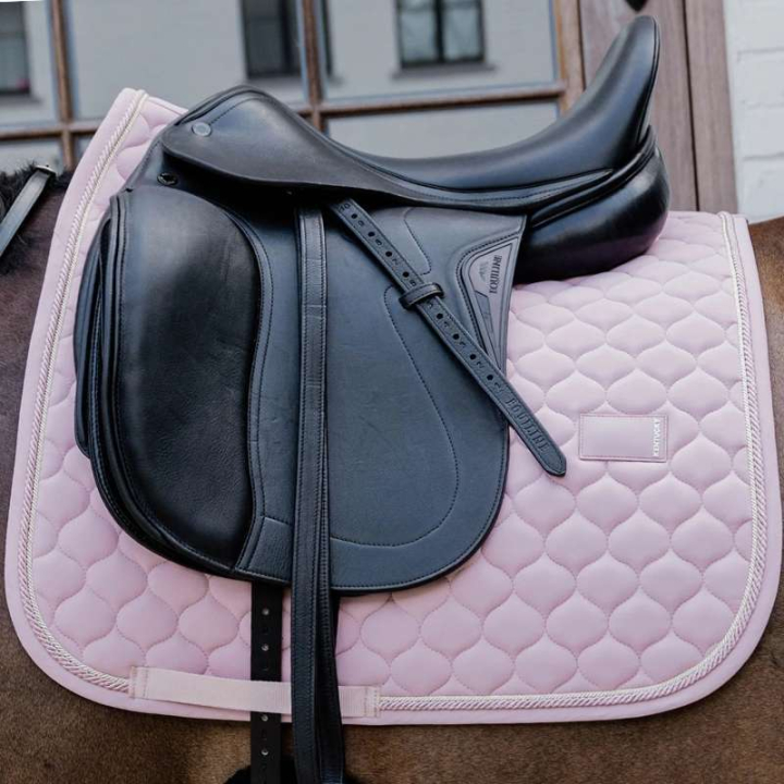 Dressurschabracke Onion Quilt Rubber Logo Blassrosa in der Gruppe Pferdezubehör & Pferdebedarf / Schabracken / Dressurschabracken bei Equinest (4272750DRLPI_r)