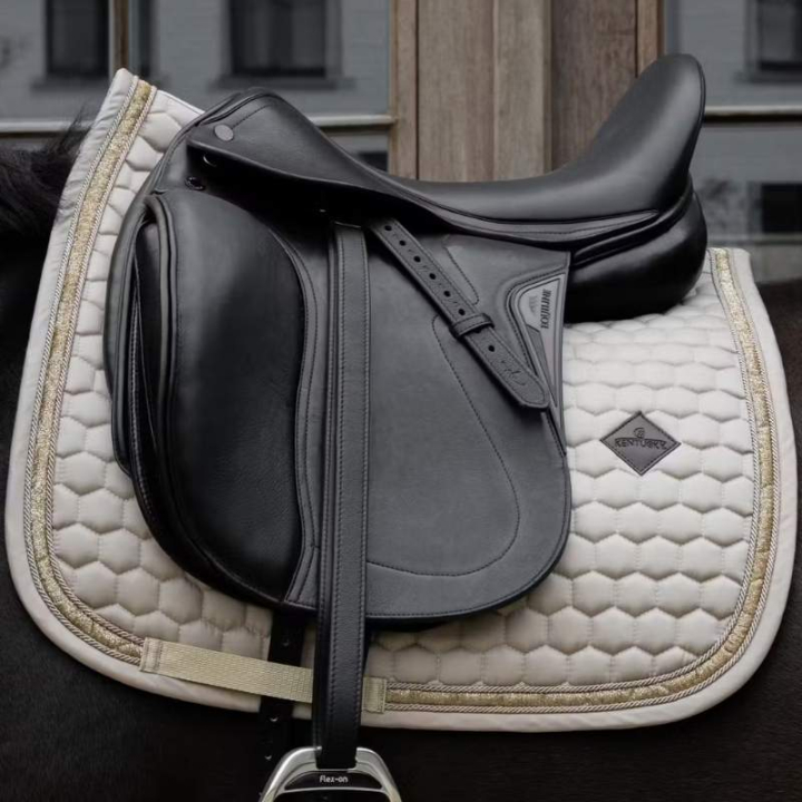 Dressurschabracke Glitter Band Beige in der Gruppe Pferdezubehör & Pferdebedarf / Schabracken / Dressurschabracken bei Equinest (4273032DRBE_r)