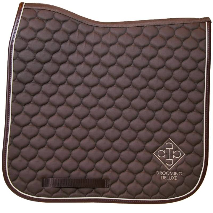 Dressurschabracke Grooming Deluxe Braun in der Gruppe Pferdezubehör & Pferdebedarf / Schabracken / Dressurschabracken bei Equinest (4273105DRBR_r)