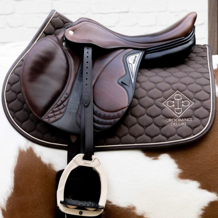 Schabracke Grooming Deluxe Braun in der Gruppe Pferdezubehör & Pferdebedarf / Schabracken / Springschabracken & Vielseitigkeitsschabracken bei Equinest (4273105SJBR_r)