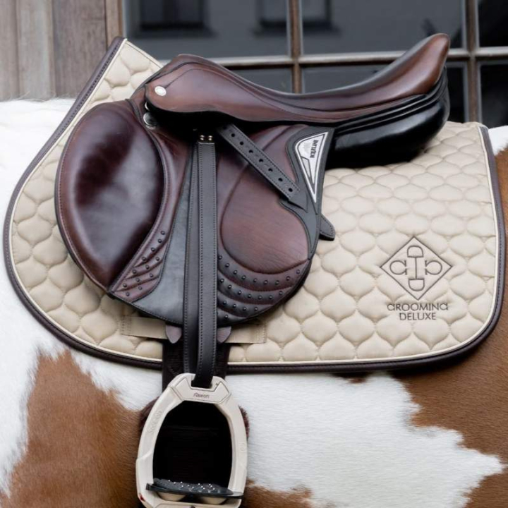 Schabracke Grooming Deluxe Beige in der Gruppe Pferdezubehör & Pferdebedarf / Schabracken / Springschabracken & Vielseitigkeitsschabracken bei Equinest (4273132SJBE_r)