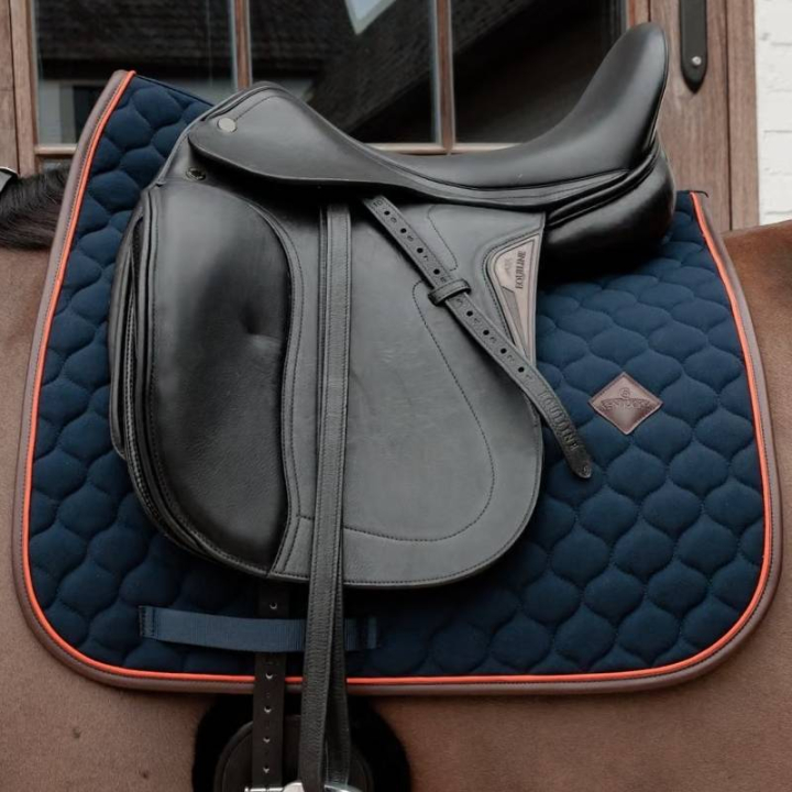Dressurschabracke Onion Quilt Leather Marineblau in der Gruppe Pferdezubehör & Pferdebedarf / Schabracken / Dressurschabracken bei Equinest (4274303DRNA_r)