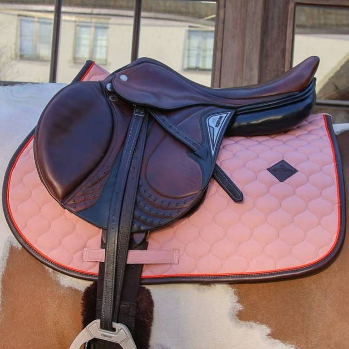 Schabracke Onion Quilt Leather Altrosa in der Gruppe Pferdezubehör & Pferdebedarf / Schabracken / Springschabracken & Vielseitigkeitsschabracken bei Equinest (4274310SJOPI_r)