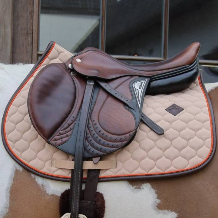 Schabracke Onion Quilt Leather Beige in der Gruppe Pferdezubehör & Pferdebedarf / Schabracken / Springschabracken & Vielseitigkeitsschabracken bei Equinest (4274332SJBE_r)