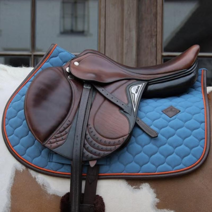 Schabracke Onion Quilt Leather Blau in der Gruppe Pferdezubehör & Pferdebedarf / Schabracken / Springschabracken & Vielseitigkeitsschabracken bei Equinest (4274363SJBL_r)