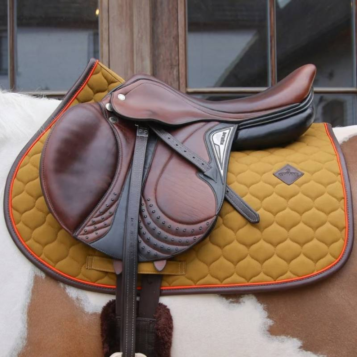 Schabracke Onion Quilt Leather Khaki in der Gruppe Pferdezubehör & Pferdebedarf / Schabracken / Springschabracken & Vielseitigkeitsschabracken bei Equinest (4274376SJKGN_r)
