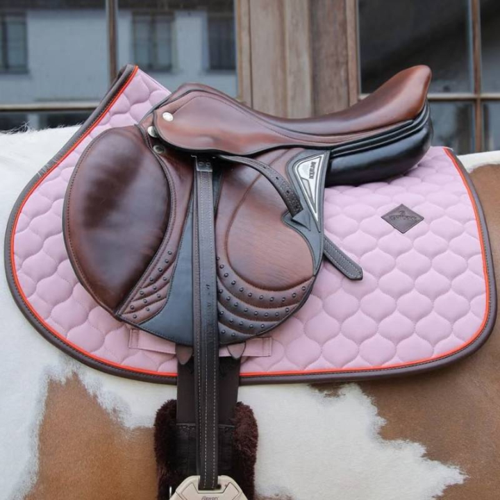 Schabracke Onion Quilt Leather Lavender in der Gruppe Pferdezubehör & Pferdebedarf / Schabracken / Springschabracken & Vielseitigkeitsschabracken bei Equinest (4274378SJPU_r)