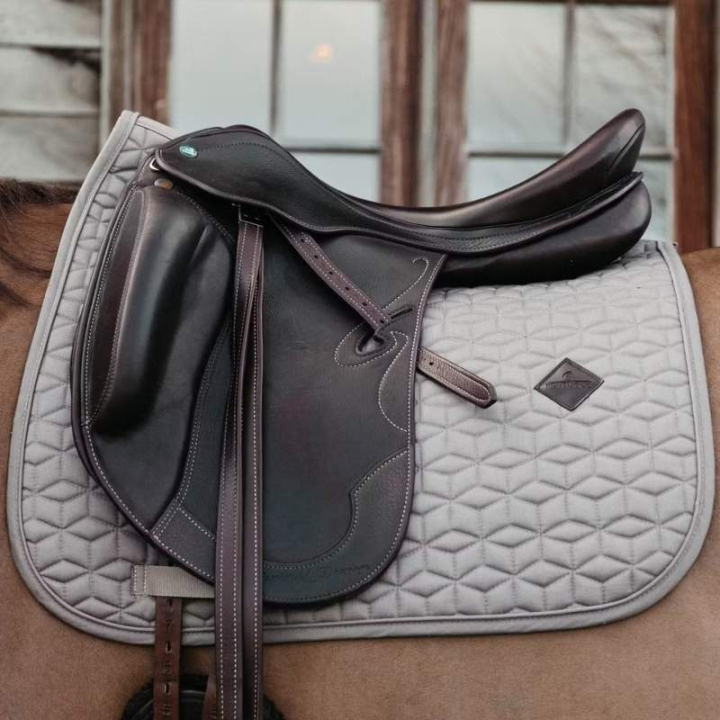 Dressurschabracke Classic Beige in der Gruppe Pferdezubehör & Pferdebedarf / Schabracken / Dressurschabracken bei Equinest (42803DrBe_r)