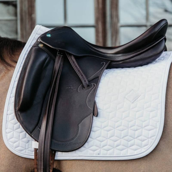 Dressurschabracke Classic Weiß in der Gruppe Pferdezubehör & Pferdebedarf / Schabracken / Dressurschabracken bei Equinest (42803DrVi_r)
