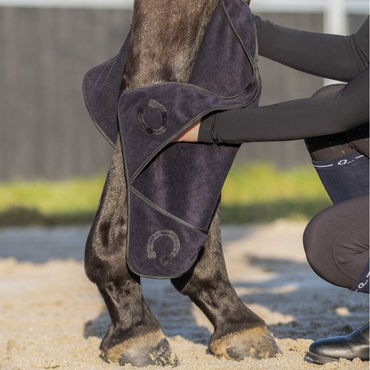 Handtuch Hands-in 65x35cm Schwarz in der Gruppe Pferdezubehör & Pferdebedarf / Zubehör bei Equinest (5746ZWMBA)