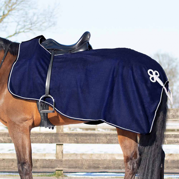 Ausreitdecke Ornament Fleece Marineblau/Silber in der Gruppe Pferdedecken / Ausreitdecken & Nierendecken bei Equinest (6106NASI)
