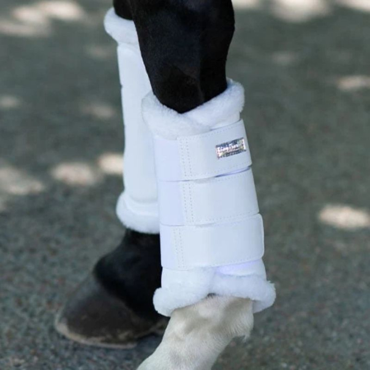 Gamaschen ES Faux Fur White Silver in der Gruppe Pferdezubehör & Pferdebedarf / Beinschutz & Hufschutz  / Arbeitsgamaschen & Dressurgamaschen bei Equinest (734020641827WHSI_r)