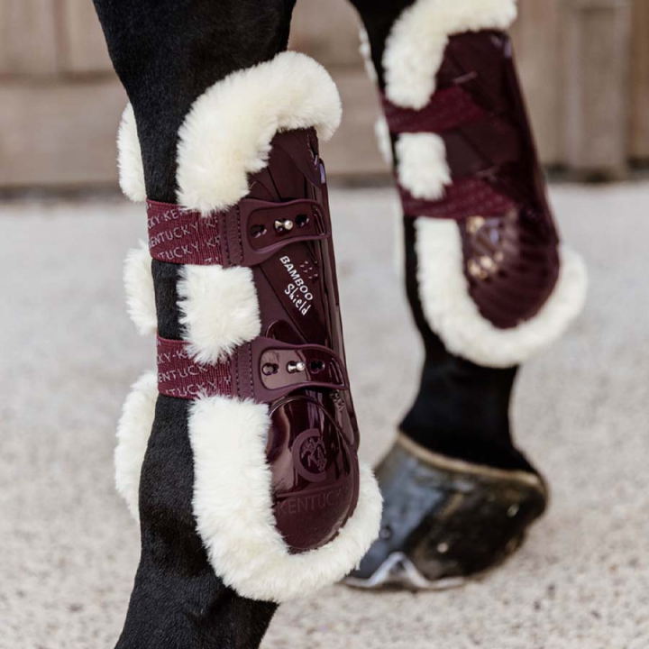 Springgamachen Vegan Sheepskin Bamboo Elastic Bordeaux in der Gruppe Pferdezubehör & Pferdebedarf / Beinschutz & Hufschutz  / Springgamaschen bei Equinest (88102WN_r)