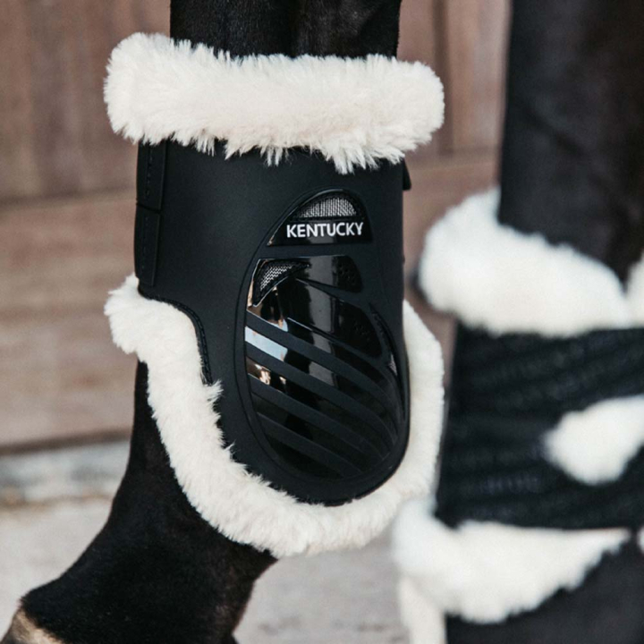 Streichkappen Elastic Vegan Sheepskin Schwarz in der Gruppe Pferdezubehör & Pferdebedarf / Beinschutz & Hufschutz  / Streichkappen bei Equinest (8820801MBA_r)