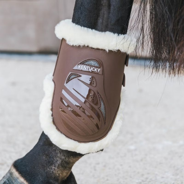 Streichkappen Elastic Vegan Sheepskin Braun in der Gruppe Pferdezubehör & Pferdebedarf / Beinschutz & Hufschutz  / Streichkappen bei Equinest (8820805MBR_r)