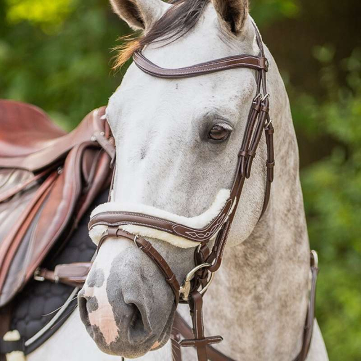 Anatomisches Trense Ontario Fauxfur Braun in der Gruppe Pferdezubehör & Pferdebedarf / Zaumzeug & Stirnriemen / Trensen bei Equinest (9072BR)