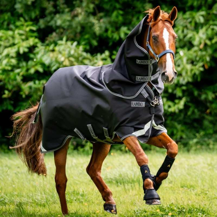 Regendecke Rambo Supreme Plus 1680D 50g Schwarz/Grau/Silber in der Gruppe Pferdedecken / Outdoordecken / Regendecken bei Equinest (AAASA1KJJBAGRSI_r)