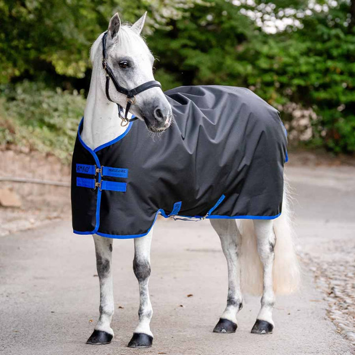 Regendecke Amigo Ripstop 900 Original 0g Schwarz/Blau in der Gruppe Pferdedecken / Outdoordecken / Regendecken bei Equinest (AARAG0BA)