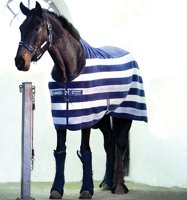 Rambo Deluxe Fleece Witney Marineblau in der Gruppe Pferdedecken / Fleecedecken bei Equinest (ACAF9D_WN_r)