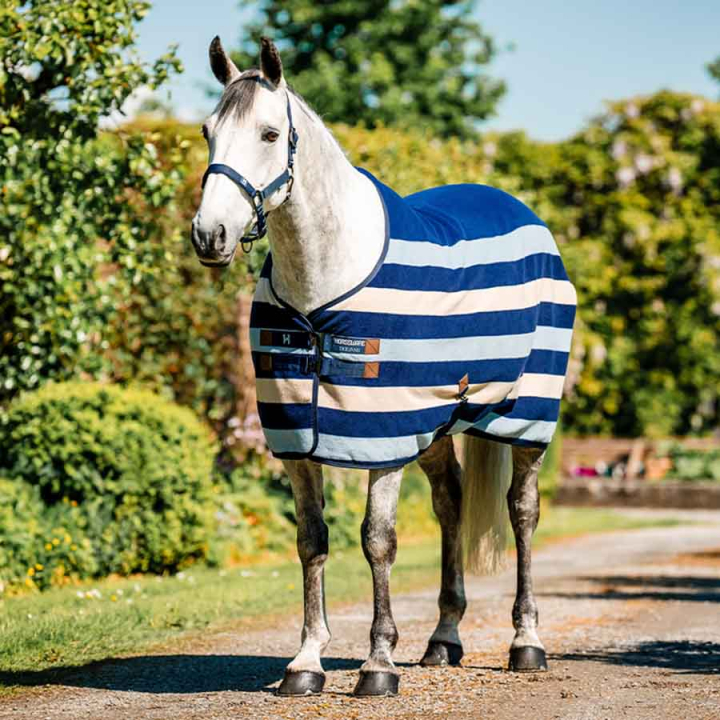 Fleecedecke Newmarket Cooler Witney Navy in der Gruppe Pferdedecken / Fleecedecken bei Equinest (ACHFBNVRKWNA_r)