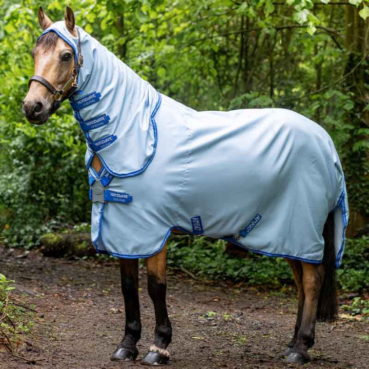 Fliegen-/Ekzemschutzdecke Pony Amigo Hoody Blau in der Gruppe Pferdedecken / Fliegendecken & Ekzemerdecken bei Equinest (AOROJ0Bl_r)